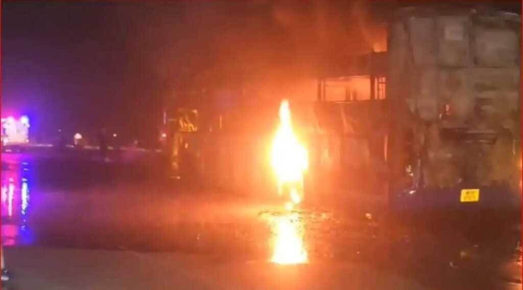 मौत को मात! मैहर में चलती स्लीपर बस बनी आग का गोला, यात्रियों ने खिड़कियों से कूदकर बचाई जान…