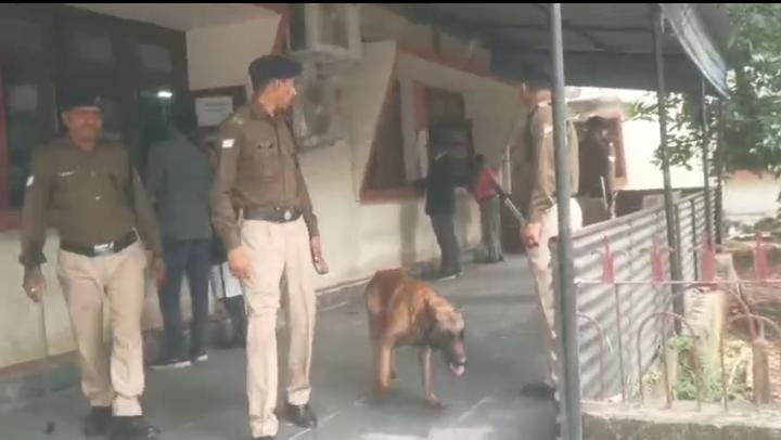 बम की धमकी के बाद धनबाद सिविल कोर्ट में सख्ती, डॉग स्क्वॉड टीम ने की सुरक्षा जांच…