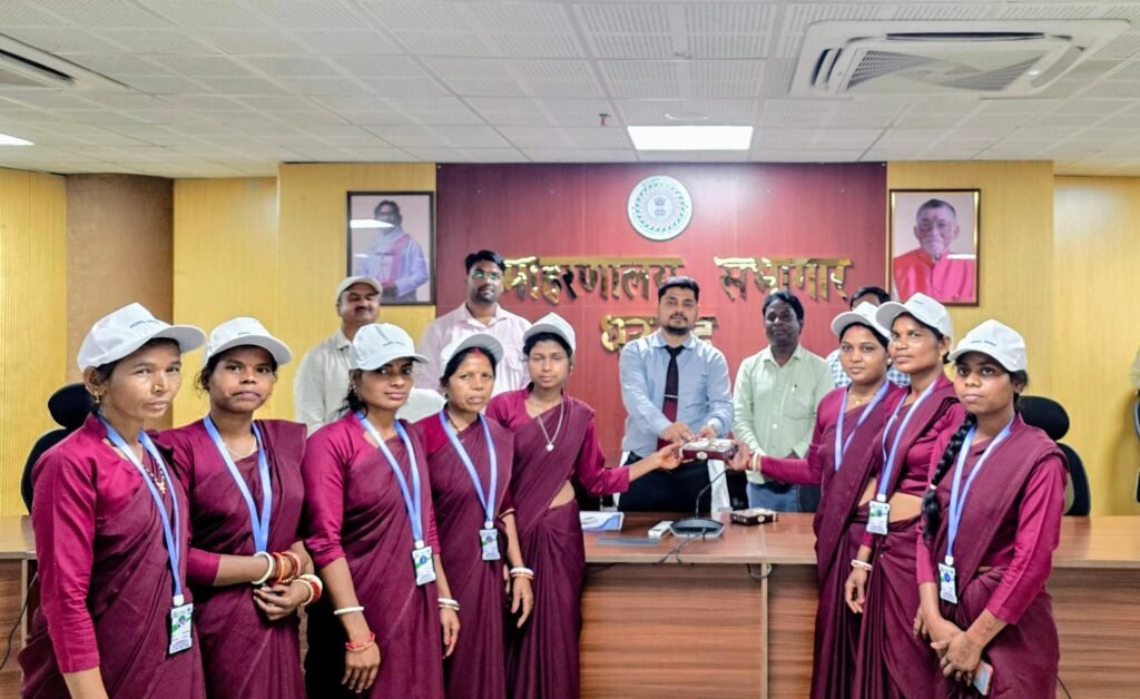 ग्रामीण उत्पाद प्रदर्शनी में हिस्सा लेने धनबाद से महिलाएं रांची रवाना…