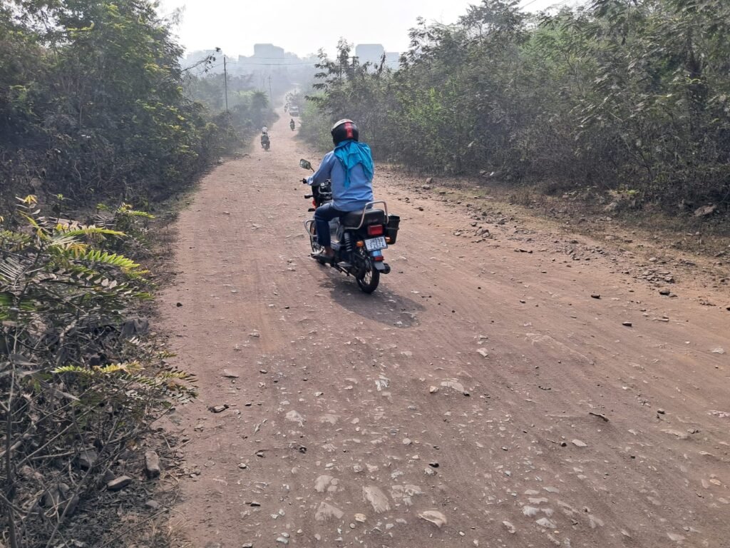 टूट -फूट गईं है कारगली जाने वाली सड़क, लोगों को हो रही परेशानी…