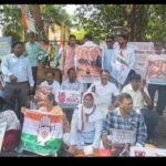 महंगे गैस सिलेंडर के विरोध में कांग्रेस का अनोखा प्रदर्शन, अर्थी सजाकर चूल्हे पर पकाई खिचड़ी…