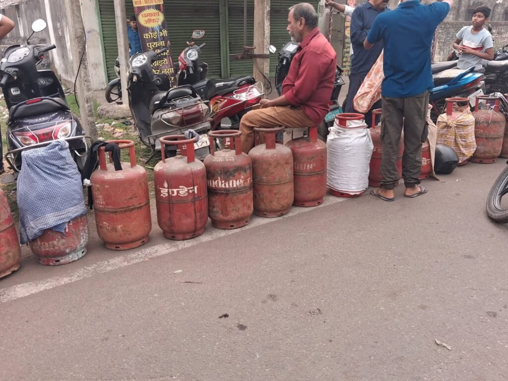 झरिया में गैस एजेंसियों पर उमड़ी भीड़, सुबह से लगी लंबी कतारें…