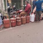 झरिया में गैस एजेंसियों पर उमड़ी भीड़, सुबह से लगी लंबी कतारें…