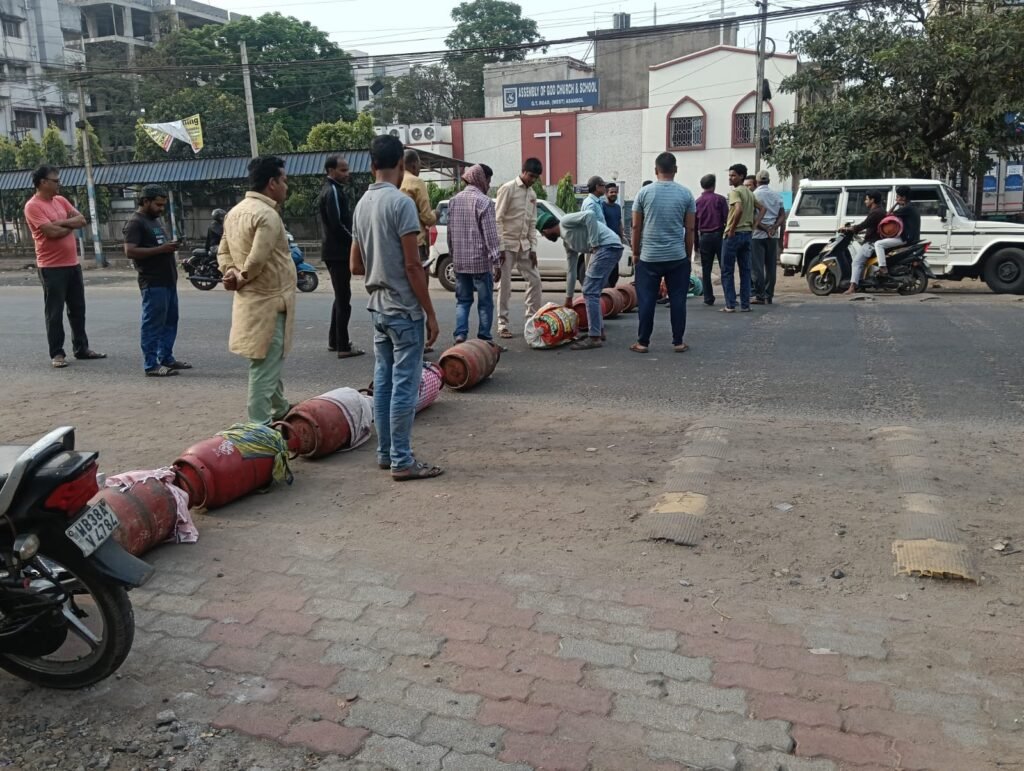 सड़क पर सिलेंडर रखकर ग्राहकों का हंगामा, एजेंसी पर कालाबाजारी और वादाखिलाफी का आरोप…