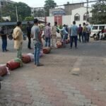 सड़क पर सिलेंडर रखकर ग्राहकों का हंगामा, एजेंसी पर कालाबाजारी और वादाखिलाफी का आरोप…
