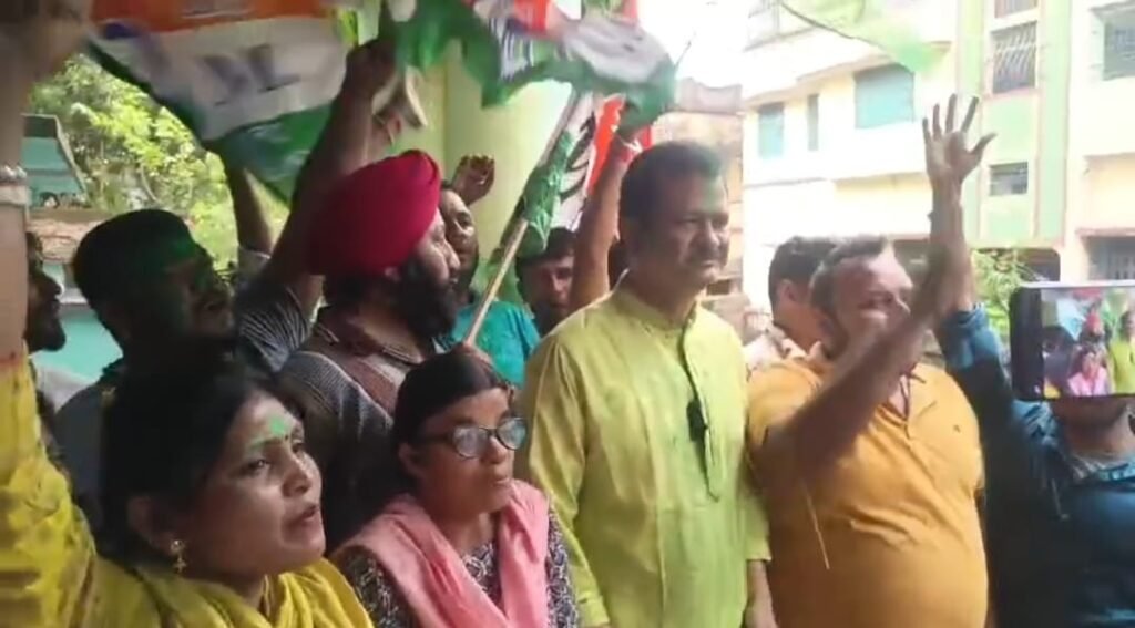 कुल्टी विधानसभा में तृणमूल का दांव – चेयरमैन उज्ज्वल चटर्जी को टिकट से वंचित कर मंत्रि मलय घटक के भाई अभिजीत घटक को मिला मौका, समर्थक उत्साह से झूमे…