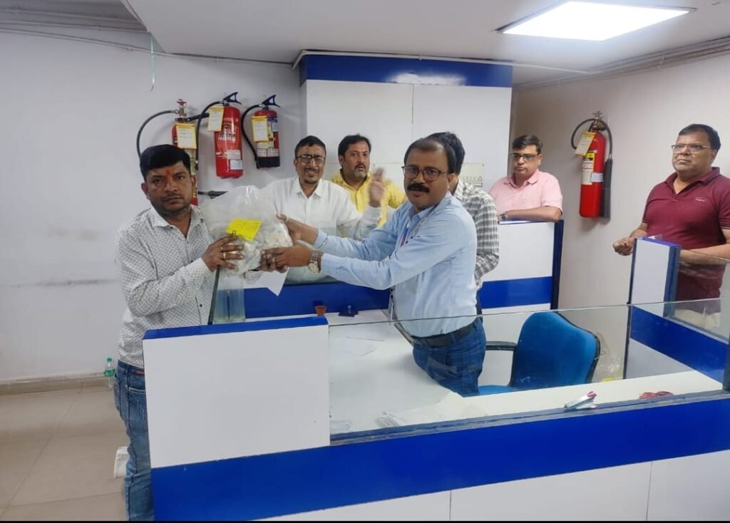 Bank more chamber of commerce एवं स्टेट बैंक ऑफ इंडिया मेन ब्रांच धनबाद द्वारा सिक्कों का वितरण…