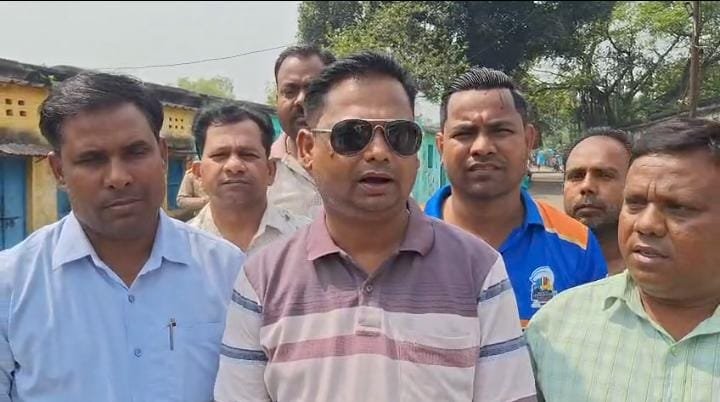 तृणमूल उमीदवार के समर्थन मे लगी वाल पेंटिंग पर गोबर पोतने से भड़का विवाद समर्थकों मे आक्रोश…