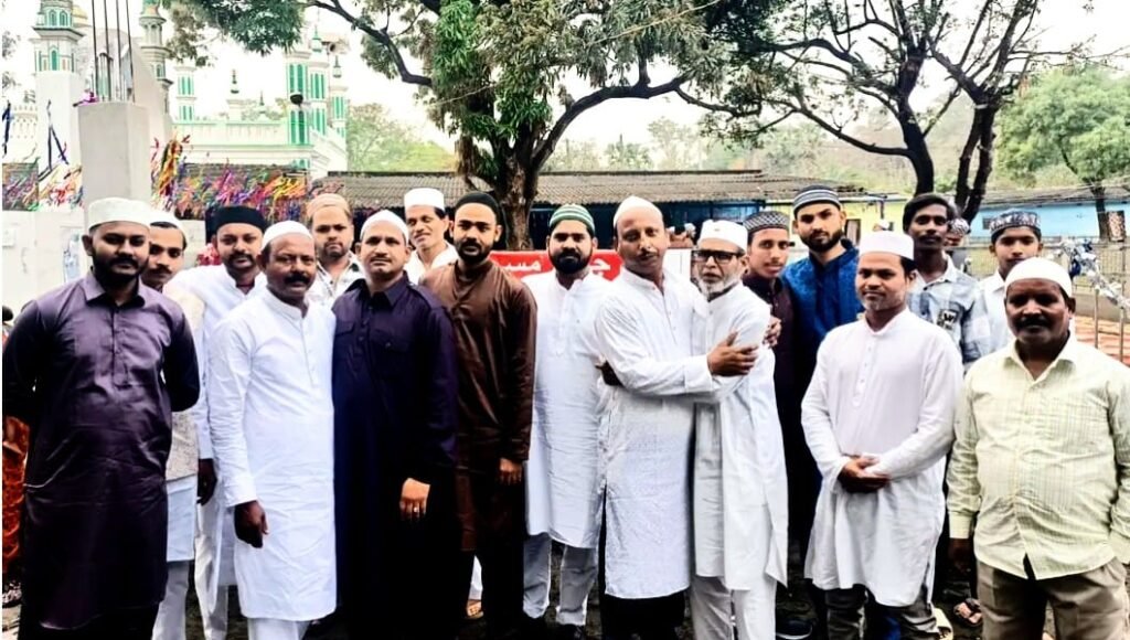 सिंदरी में भी हर्षोल्लास के साथ मनाया गया ईद उल फितर का पर्व नमाज अदा कर लोगों ने गले मिल कर दी एक दूसरे को बधाई…