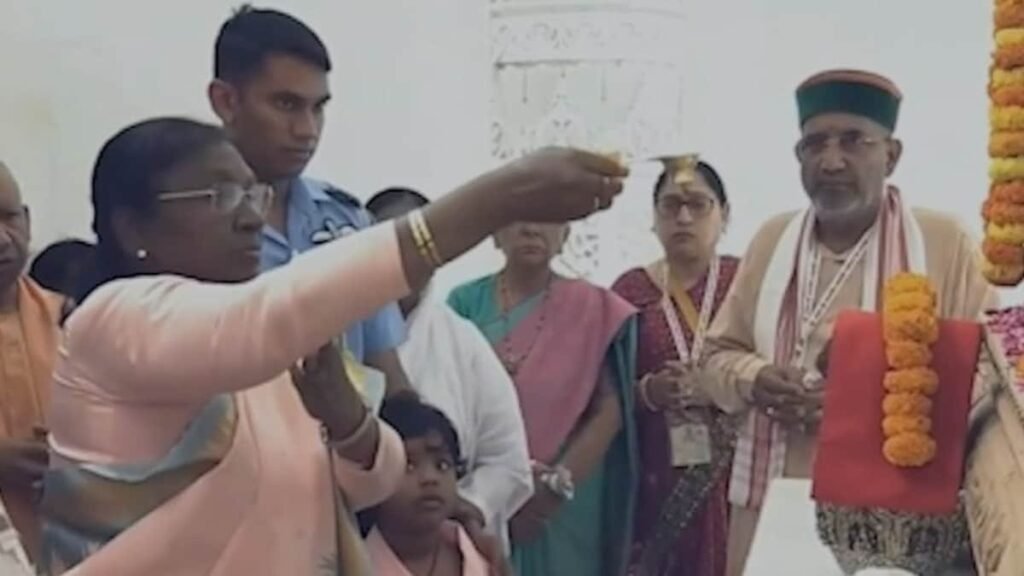 वैदिक मंत्रोच्चार के बीच श्रीराम यंत्र की स्थापना, राष्ट्रपति ने की पूजा-अर्चना…