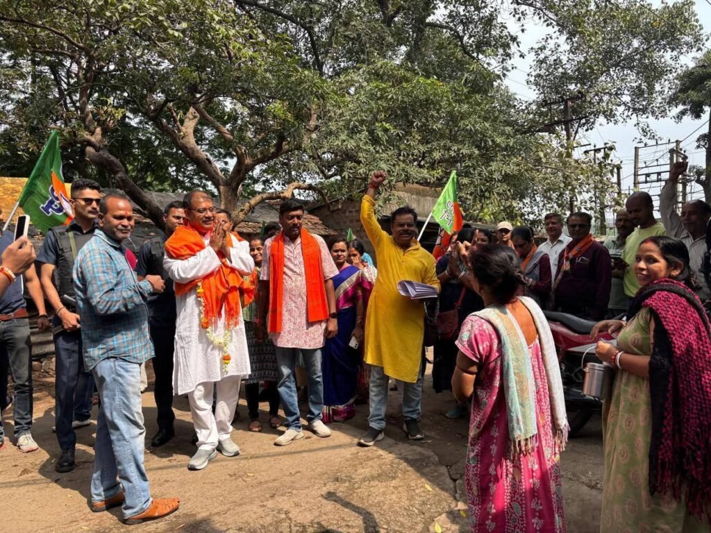 आसनसोल उत्तर में बदलाव का सपना लेकर घर-घर पहुंच रहे भाजपा उम्मीदवार कृष्णेंदु मुखर्जी…