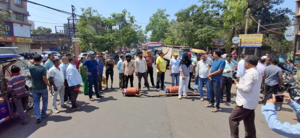 गैस सिलेंडर की किल्लत पर भड़का गुस्सा, खाली सिलेंडर रखकर सड़क जाम — “सिलेंडर दो या जवाब दो” के लगे नारे….