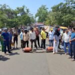 गैस सिलेंडर की किल्लत पर भड़का गुस्सा, खाली सिलेंडर रखकर सड़क जाम — “सिलेंडर दो या जवाब दो” के लगे नारे….