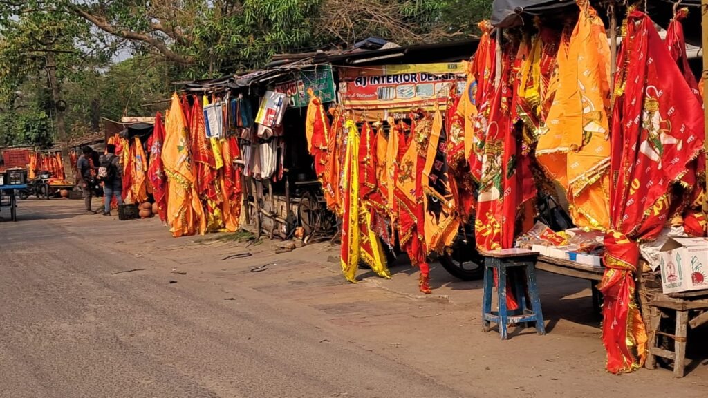 रामनवमी की तैयारी जोरों पर बाजारों में महावीर झंडों और पूजा सामग्री की खुब हो रही है बिक्री…