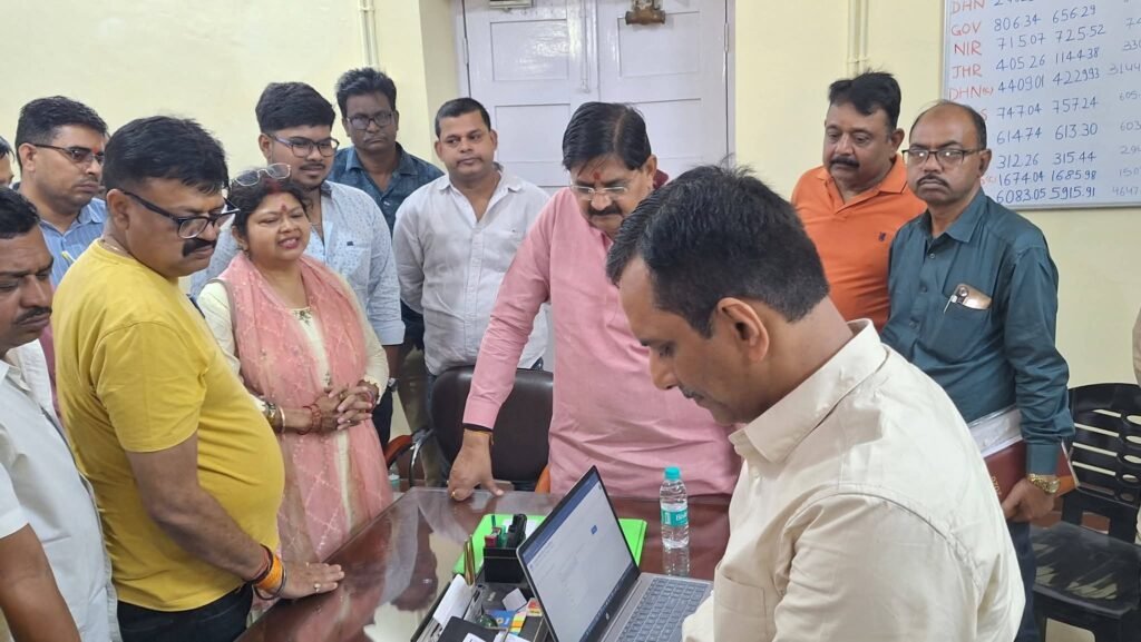 बिना सूचना बिजली काटने पर भड़के विधायक राज सिन्हा ,बिजली विभाग को चेताया -जनता से अन्याय नहीं होगा बर्दाश्त….