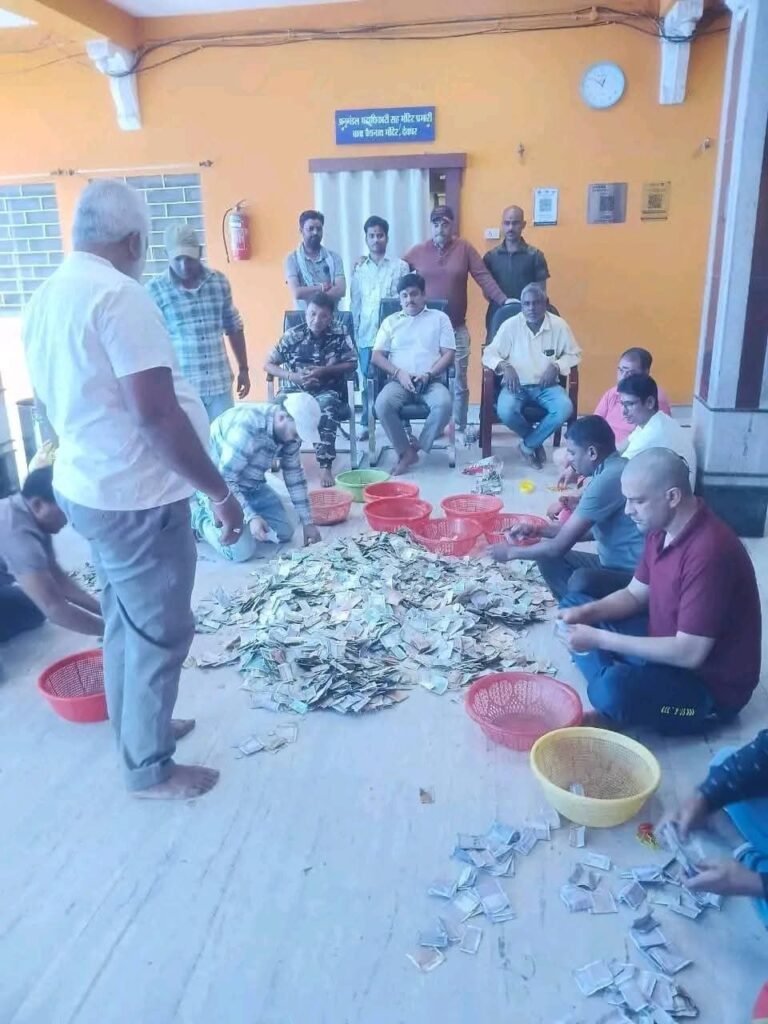 देवघर बाबा मंदिर के दानपात्र से निकले 32 लाख से अधिक राशि,नेपाल और अमेरिकी विदेशी मुद्रा भी मिली…