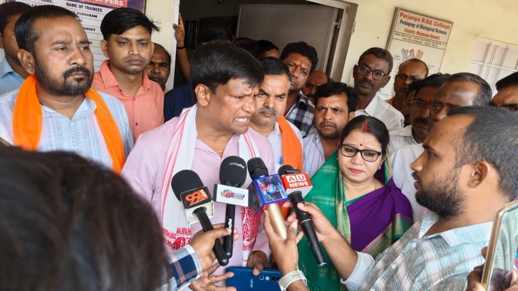 बलियापुर के भिखराजपुर में रामनवमी जुलूस पर पथराव सांसद ढुल्लू महतो ने प्रशासन की लापरवाही पर उठाए गंभीर सवाल…