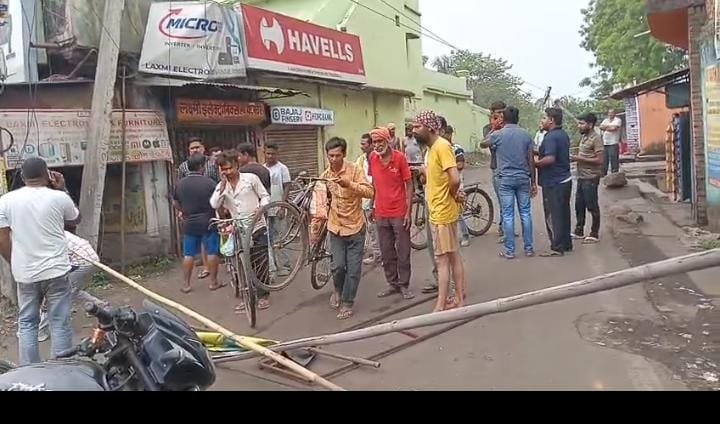 झरिया में तेज रफ्तार वाहन ने बिजली के दो पोल में मारी टक्कर.. हादसे में कोई बड़ा नुकसान नहीं…