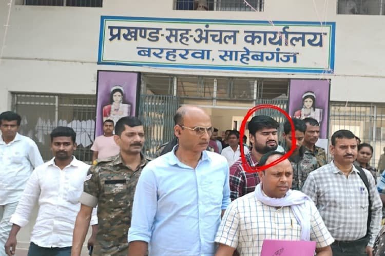एसीबी की कार्रवाई: बरहरवा में 40 हजार रुपये रिश्वत लेते एमओ नंदन कुमार गिरफ्तार…