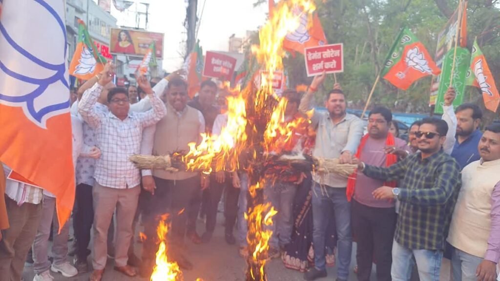 उत्पाद सिपाही परीक्षा विवाद पर भाजपा का प्रदर्शन, सीएम हेमंत सोरेन का पुतला दहन….