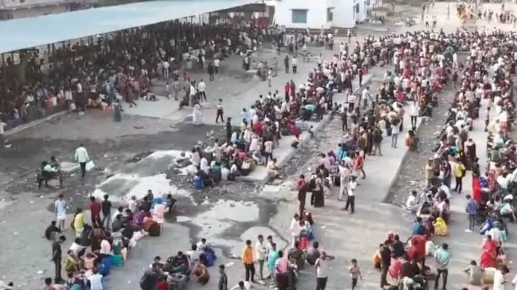 सूरत स्टेशन पर बवाल: भीड़ बेकाबू, लाठीचार्ज—मिडिल ईस्ट तनाव और LPG संकट का असर….
