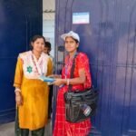 एसआईआर के तहत बीएलओ घर घर लगा रही हैं स्टीकर…