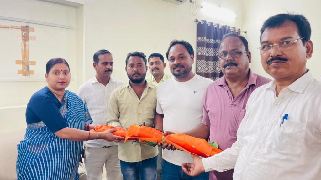 भाजपा स्थापना दिवस को लेकर झरिया में तैयारियाँ तेज, विधायक रागिनी सिंह ने मंडल अध्यक्षों को सौंपा पार्टी ध्वज…