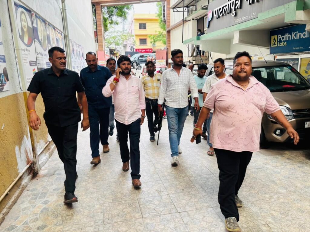 छात्र नेता विवेक गुप्ता के के पहल पर समाज सेवी कुंभनाथ सिंह ने मरीज को किया आर्थिक मदद अस्पताल से दिलाई छुट्टी…