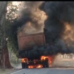 चलते ट्रक में लगी भीषण आग, चालक-खलासी ने कूदकर बचाई जान…