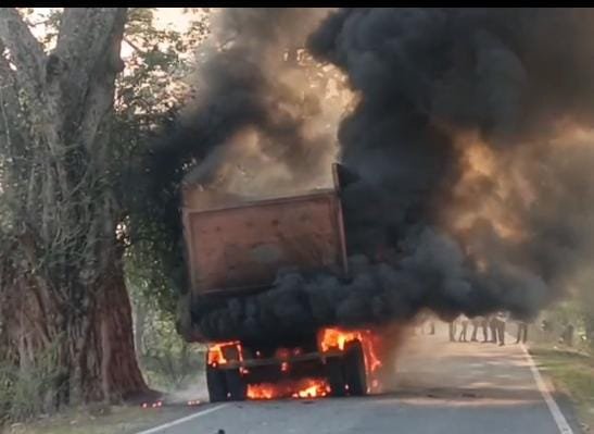 चलते ट्रक में लगी भीषण आग, चालक-खलासी ने कूदकर बचाई जान…