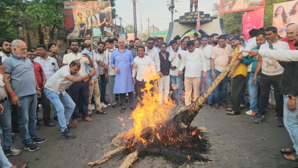 मेयर-विधायक के आमंत्रण रद्द करने पर समर्थकों का गुस्सा, रणधीर वर्मा चौक पर डीआरएम का पुतला फूंका…