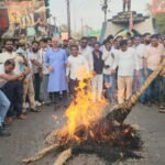 मेयर-विधायक के आमंत्रण रद्द करने पर समर्थकों का गुस्सा, रणधीर वर्मा चौक पर डीआरएम का पुतला फूंका…