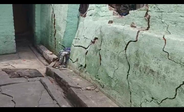 दर्जनों घरों में पड़ी दरार, दहशत में लोग, घर खाली करने को मजबूर….