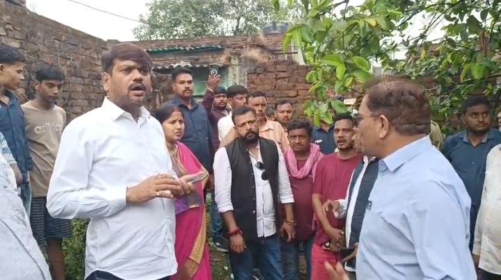 झरिया के धर्मनगर में जमीन व घरों में दरार, मेयर–विधायक ने लिया जायजा, प्रभावित परिवारों को बेलगढ़िया शिफ्ट करने की तैयारी…
