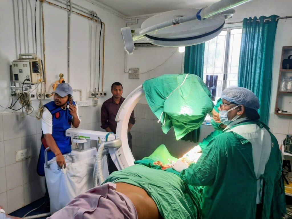 अत्याधुनिक सी-आर्म मशीन से हड्डी के जटिल फ्रैक्चर का सफल ऑपरेशन…