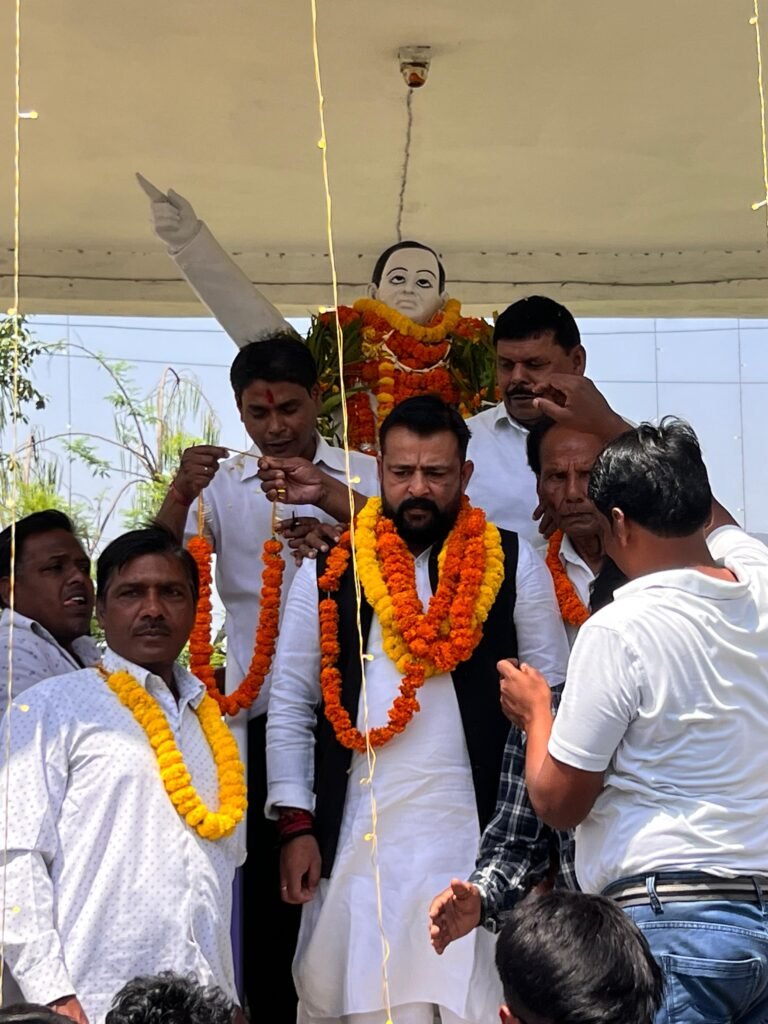 सिंदरी में बाबा साहेब की जयंती पर श्रद्धांजलि, परिसर सौंदर्यीकरण का आश्वासन…