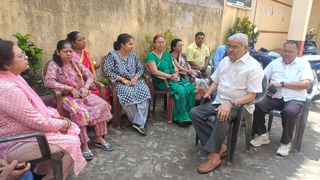 मानदेय संकट के बीच विजय कुमार झा ने समाप्त कराया शिक्षकों का धरना, प्रशासन पर साधा निशाना…