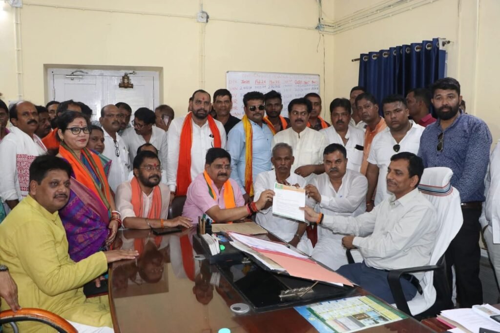 बिजली संकट के खिलाफ भाजपा का विशाल प्रदर्शन, GM को सौंपा ज्ञापन…