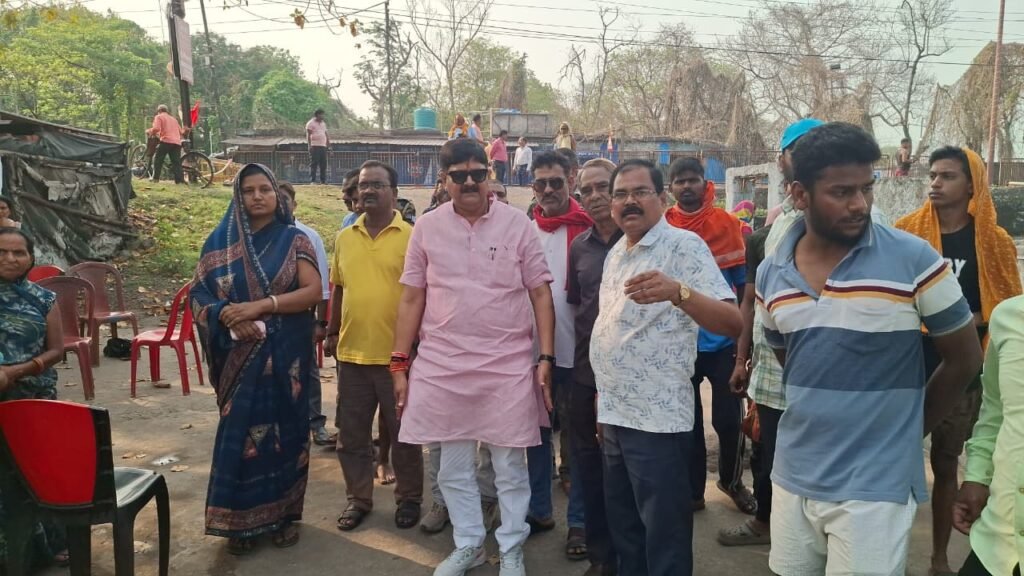 केंदुआ में धंसी सड़क एवं गैस रिसाव मामले पर MLA राज सिन्हा सक्रिय, अधिकारियों को दिए त्वरित कार्रवाई के निर्देश…