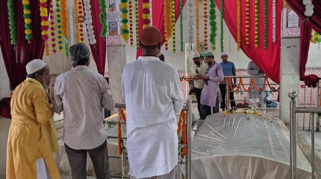अनजान बाबा का वह मजार जहाँ बिना रास्ते के भी अपनी मुरादें लेकर पहुँचते हैं हर रोज सैकड़ों श्रद्धालु…