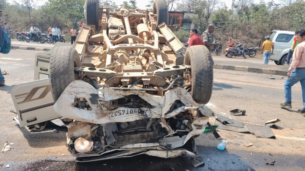 सरायकेला :चांडिल-कांड्रा सड़क की बदहाली: आज सुबह ट्रेलर ने मकान को मारी टक्कर, पलटा; परिवार दहशत में…