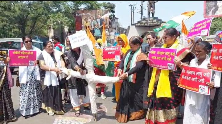 धनबाद में महिला आरक्षण कानून लागू करने की मांग को लेकर विरोध प्रदर्शन फूंका प्रधानमंत्री का पुतला…