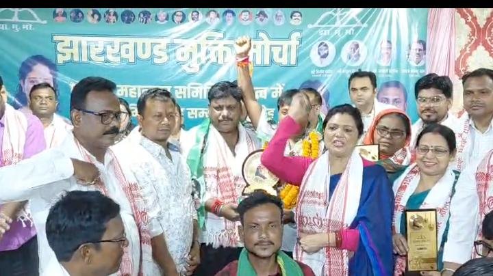 झामुमो का कार्यकर्ता मिलन सह सम्मान समारोह, डिप्टी मेयर समेत कार्यकर्ताओं को किया गया सम्मानित…