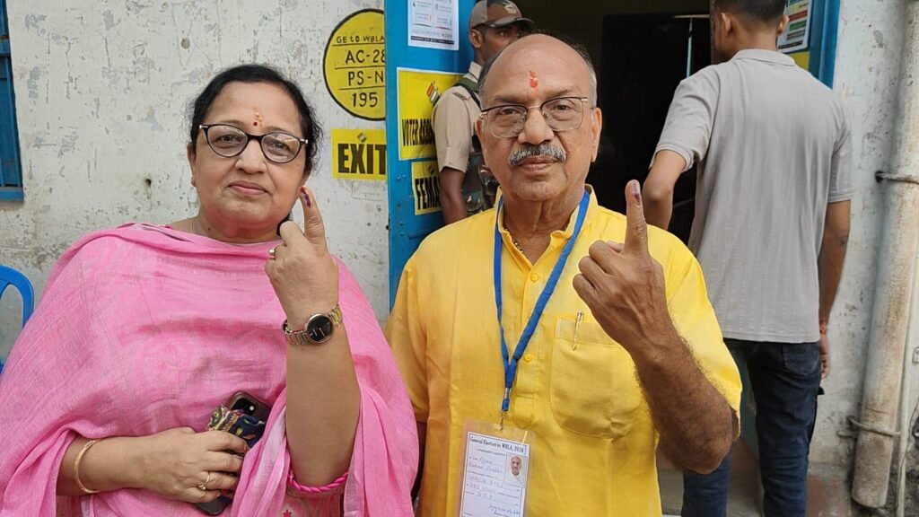 कुल्टी में भाजपा प्रत्याशी डॉ अजय पोद्दार ने पत्नी संग किया मतदान, लोगों से की वोटिंग की अपील….