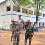 बांकुड़ा दिव्यांग मतदाता को सुरक्षा कर्मियों ने दिलाया मतदान का अधिकार, लोकतंत्र की मिसाल बनी तस्वीर..