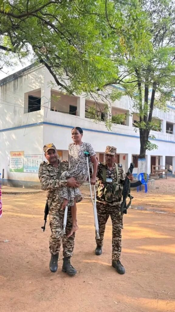 बांकुड़ा दिव्यांग मतदाता को सुरक्षा कर्मियों ने दिलाया मतदान का अधिकार, लोकतंत्र की मिसाल बनी तस्वीर..