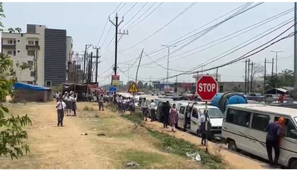 धनबाद में यातायात व्यवस्था बदहाल: स्कूल भेन और बसों के कब्जे में 8 लेन रोड, पुलिस की चुप्पी पर उठे सवाल….