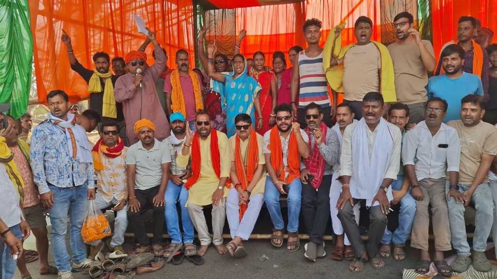 केंदुआडीह सड़क भूधंसान पर बढ़ा आक्रोशविधायक राज सिन्हा ग्रामीणों संग अनिश्चितकालीन धरने पर बैठे…