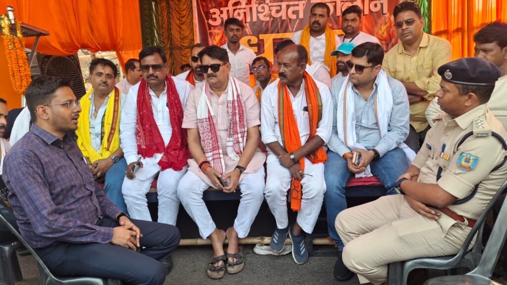 जनहित पर अडिग विधायक राज सिन्हा: ठोस आश्वासन बिना धरना खत्म करने से किया इनकार…