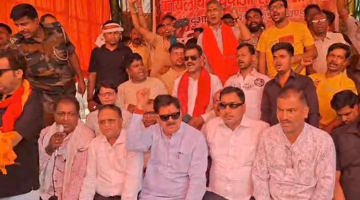 केंदुआडीह मुख्य सड़क समस्या को लेकर आंदोलन तेज, धरने के तीसरे दिन उमड़ा जनसैलाब…